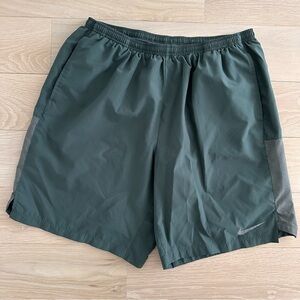 NIKE - MENS ATHLETIC SHORTS - EXCELLENT CONDITION - SIZE XL